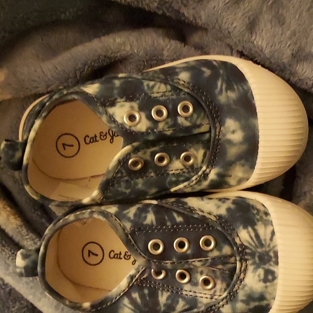 Like new cat and jack size 7 shoes